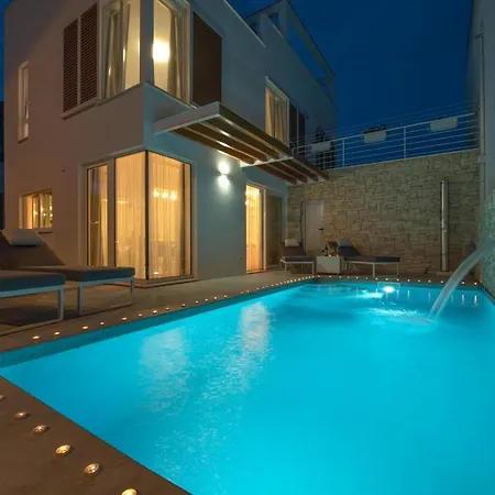 Villa Sunny Bo With A Heated Pool And Rooftop Jacuzzi *