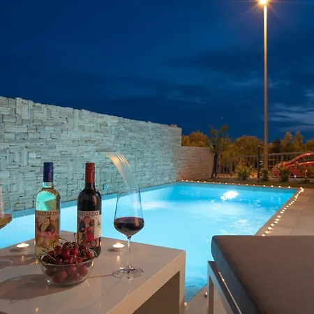 Sunny Bo With A Heated Pool And Rooftop Jacuzzi Villa