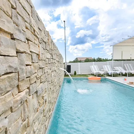 Sunny Bo With A Heated Pool And Rooftop Jacuzzi