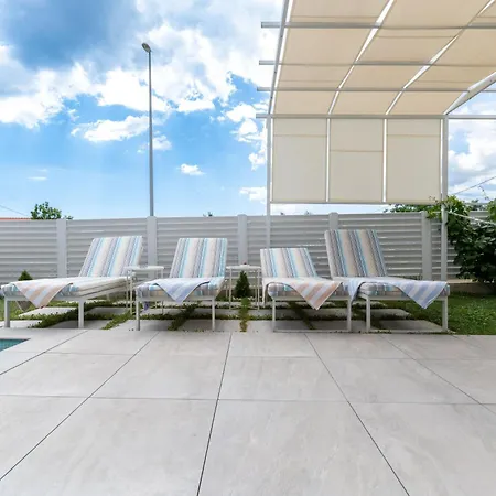 Villa Sunny Bo With A Heated Pool And Rooftop Jacuzzi