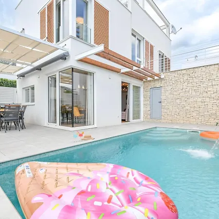 Sunny Bo With A Heated Pool And Rooftop Jacuzzi Villa